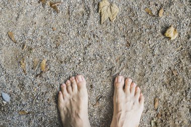 Ormanın içinde taş yüzeyinde yalınayak havadan görünümü