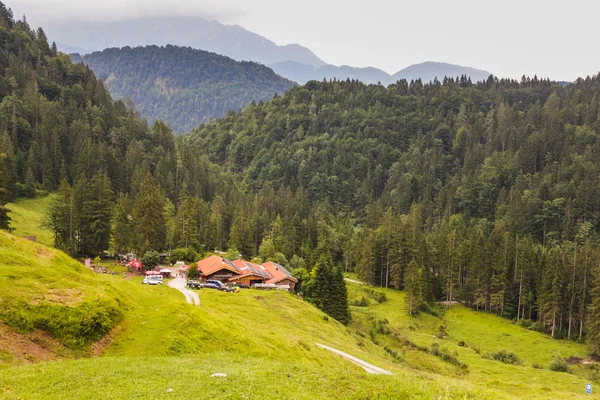 Village Dans Une Vallée Verdoyante Côté Une Forêt — Photo