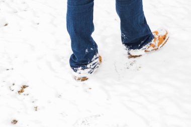 Bir kişi kar üzerinden yürüyüş botları