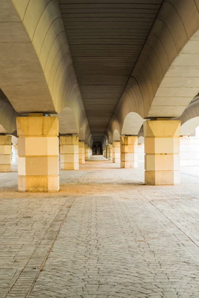 Avusturya Alplerinde bridge altında göster