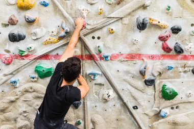 Pratik dağcılık yapay duvarda kapalı dostum. Etkin 