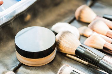 Profesyonel makyaj fırçaları ile deri çanta