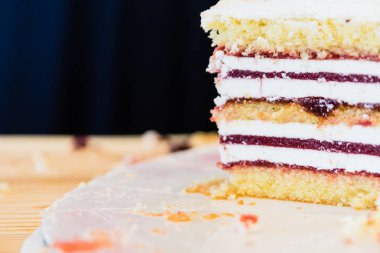 dilim kesilmiş pasta plaka üzerinde