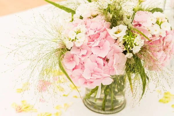 Bouquet da sposa il giorno del matrimonio — Foto Stock