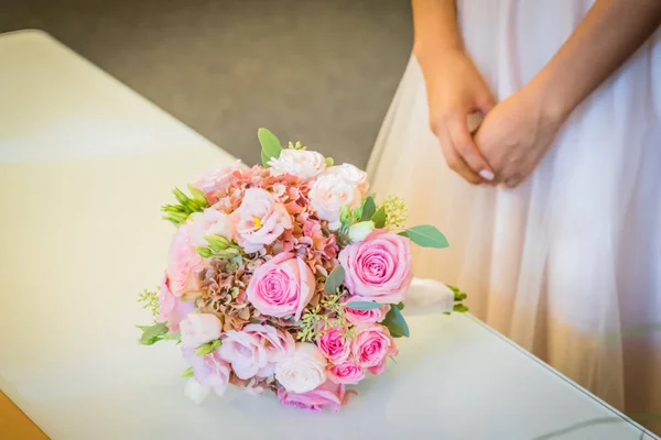 Bouquet da sposa il giorno del matrimonio — Foto Stock