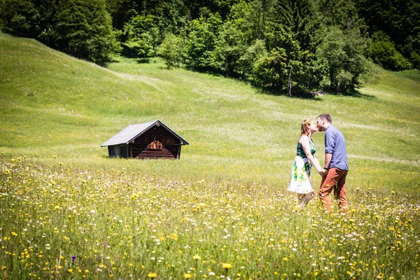 在阿尔卑斯山度假的快乐恋人 — 图库照片