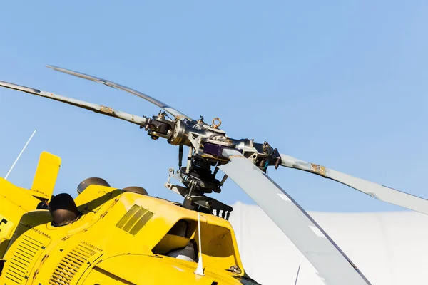 Dettaglio del rotore di un elicottero giallo con il cielo nel b — Foto Stock