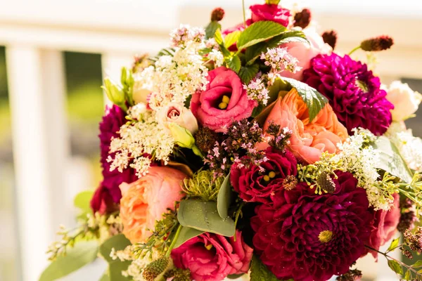 Bouquet da sposa il giorno del matrimonio — Foto Stock