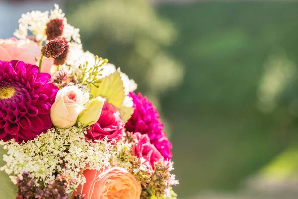 Bouquet da sposa il giorno del matrimonio — Foto Stock