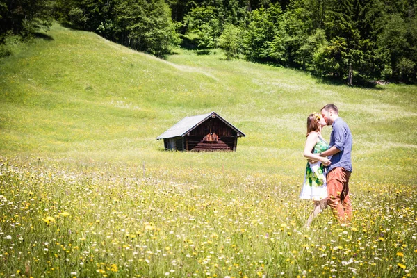 Щасливі коханці на відпочинку в горах — стокове фото