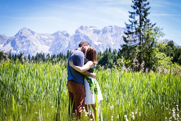 Amantes felices en vacaciones en las montañas de los Alpes —  Fotos de Stock