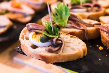 haşlanmış yumurta ve kapari ile hamsi pintxos. İspanyol tapas denir