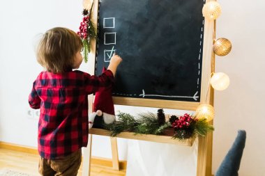 Bir çocuk boşaltmak ile bir tahta üzerinde seçenekleri kontrol