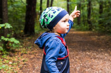 Bebek sonbaharda bir orman yolda oynuyor