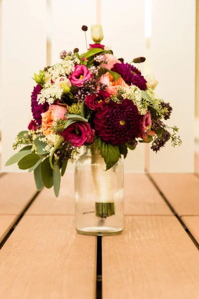 Bouquet da sposa il giorno del matrimonio — Foto Stock