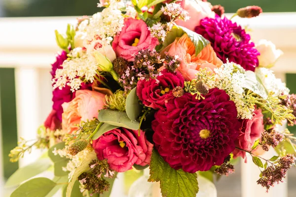 Bouquet da sposa il giorno del matrimonio — Foto Stock