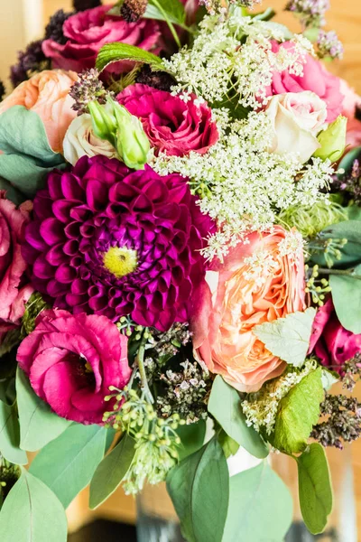 Bouquet da sposa il giorno del matrimonio — Foto Stock