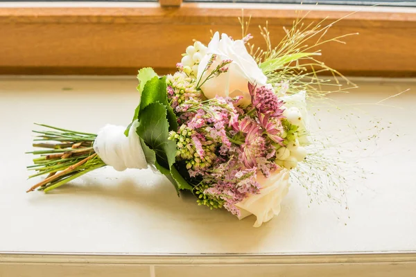Bouquet da sposa il giorno del matrimonio — Foto Stock