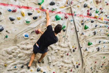 Pratik dağcılık yapay duvarda kapalı dostum. Etkin 