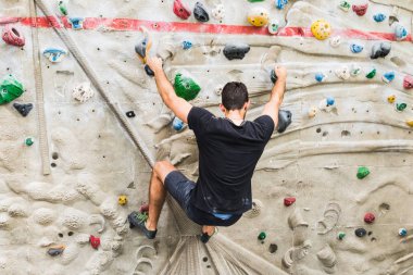 Pratik dağcılık yapay duvarda kapalı dostum. Etkin 