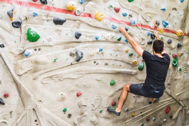 Pratik dağcılık yapay duvarda kapalı dostum. Etkin 