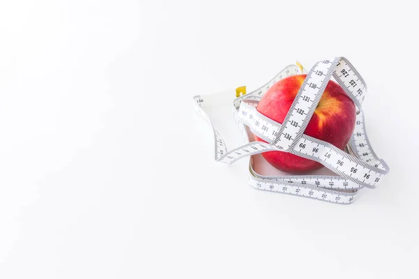 Rode appel binden met meetlint voor concept verlies gewicht en sterven — Stockfoto