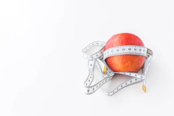 Rode appel binden met meetlint voor concept verlies gewicht en sterven — Stockfoto