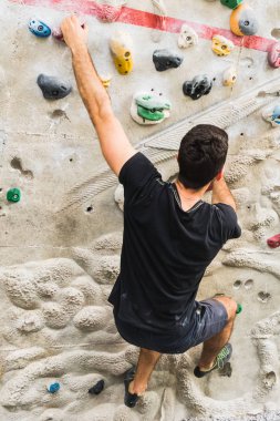 Pratik dağcılık yapay duvarda kapalı dostum. Etkin 