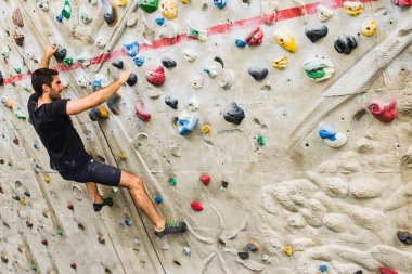 Pratik dağcılık yapay duvarda kapalı dostum. Etkin 