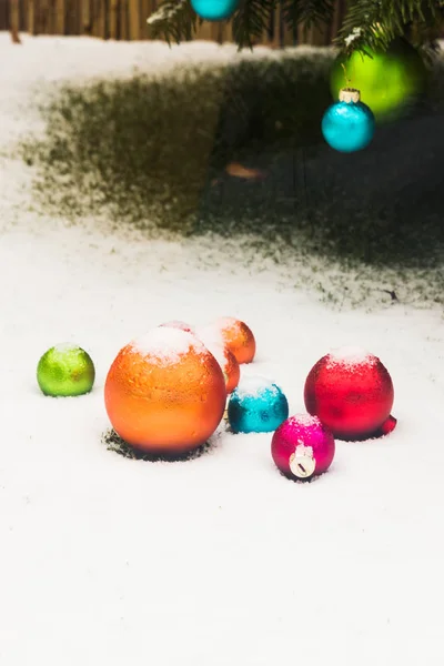 Boules de sapin de Noël avec neige — Photo