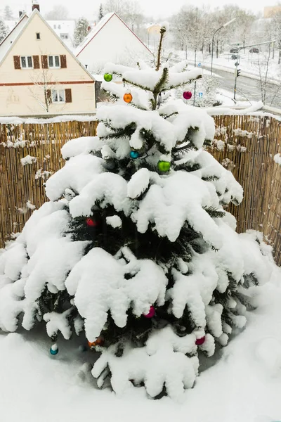 Μπάλες Χριστουγεννιάτικου δέντρου με χιόνι — Φωτογραφία Αρχείου