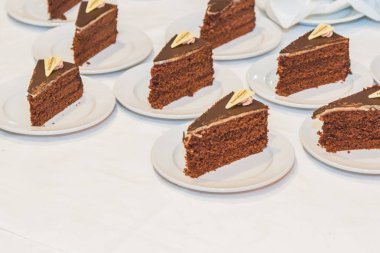 dilim kesilmiş pasta plaka üzerinde