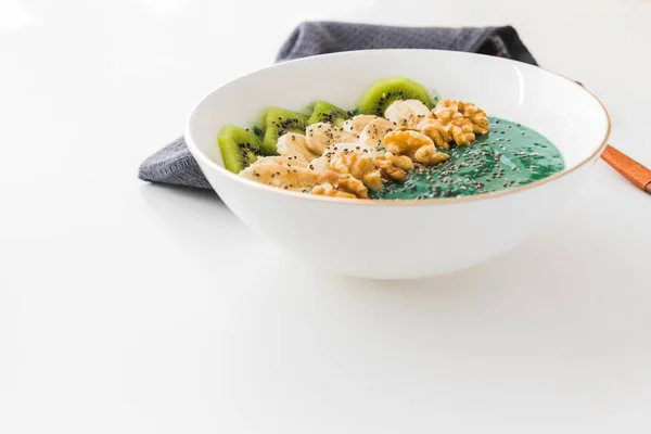 Spirulina Smoothie Bowl Bananem Orzechy Włoskie Kiwi Chia Nasiona Białym Obrazek Stockowy