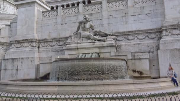 のローマ 2018 祖国か ビクトリア朝の祭壇はヴィットーリオ エマヌエーレ 部分ビュー 統一イタリアの最初の王の名誉に建てられた記念碑 — ストック動画