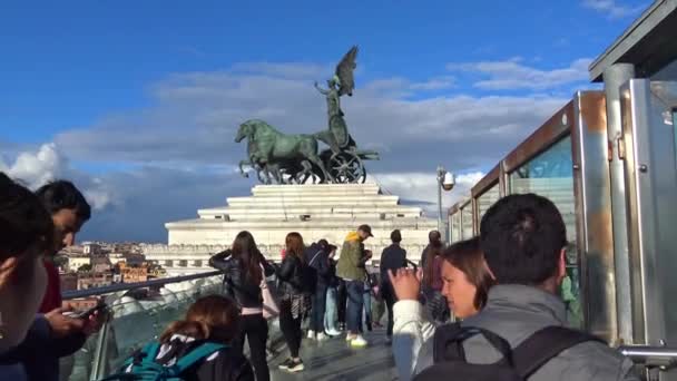 2018 在祖国或维多利亚时代的祭坛上 是一座纪念碑 是为纪念统一意大利的第一个国王 Quadriga 而建造的 — 图库视频影像