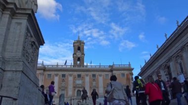 Roma. Campidoglio, heykeller ve ayrıntılar, 15 05 2018 panorama turist ziyaret etti. Hızlı mot.