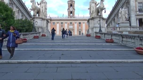 Roma 2018 Panorama Campidoglio Estátuas Detalhes Visitando Turistas Rápido Mot — Vídeo de Stock