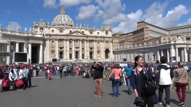 2018 ローマ教皇の水曜日の聴衆のため サンピエトロ広場観光客 — ストック動画
