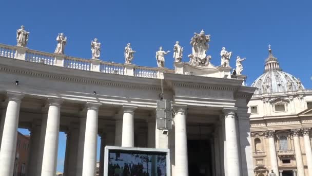 圣彼得广场 柱廊由皮埃罗洛伦佐贝尼尼 1656 它由284个整体专栏组成 和大教堂的门面 — 图库视频影像