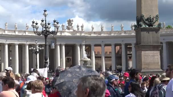 2018 ローマ教皇の水曜日の聴衆のため サンピエトロ広場の観光客 高速の名言 — ストック動画