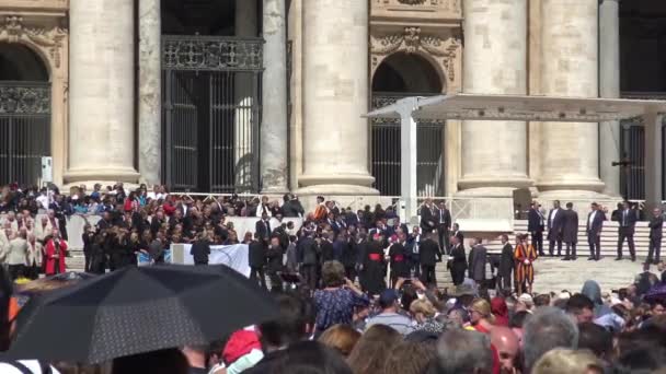2018年5月16日 在圣彼得广场的游客为教皇的星期三的观众 — 图库视频影像