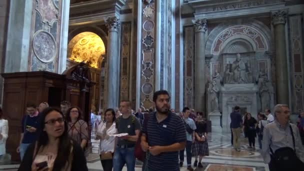 2018年5月17日 梵蒂冈圣彼得大教堂的内部 旅游参观 — 图库视频影像