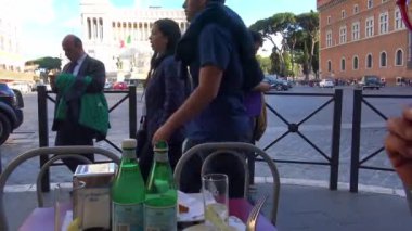 Roma, 18 Mayıs 2018, canlı Kahvaltı Piazza Venezia turist Vittoriano'ya manzaralı. Hızlı mot. Bölüm 1