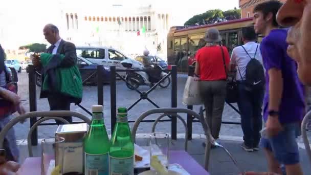 Roma Maggio 2018 Colazione Dal Vivo Dei Turisti Piazza Venezia — Video Stock