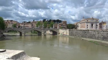 Roma. S. Angel Köprüsü'nden Tiber Nehri manzarası. Hızlı mot.