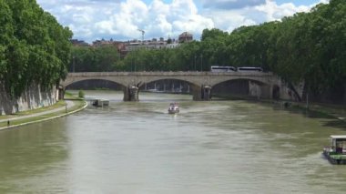 Roma. Roma, 17 Mayıs 2018, görünümü bir turist gemiyle S. Angel Köprüsü'nden Tiber Nehri'nin. Hızlı mot