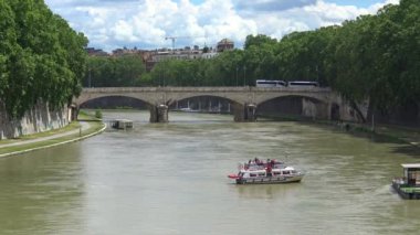 Roma. Roma, 17 Mayıs 2018, görünümü bir turist gemiyle S. Angel Köprüsü'nden Tiber Nehri'nin.