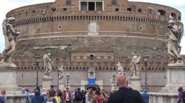 Turistler S. Angel köprüde Roma, 17 Mayıs 2018, hareketi