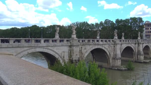 Roma Mayo 2018 Movimiento Turistas Puente Angel — Vídeos de Stock