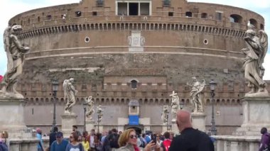 Turistler S. Angel köprüde Roma, 17 Mayıs 2018, hareketi. Hızlı mot.